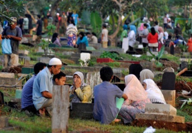 Tradisi Ziarah Kubur Menjelang Ramadhan Tiba, Bagaimana Dalilnya? | Barisan