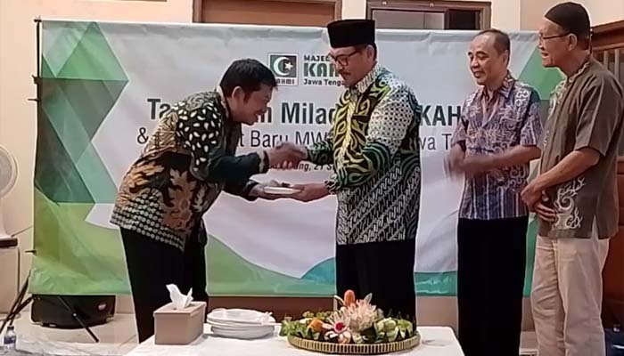 Pemotongan tumpeng sekretariat MW KAHMI Jateng