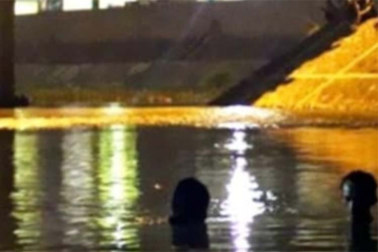 Ritual Kungkum Malam 1 Suro di Tugu Suharto