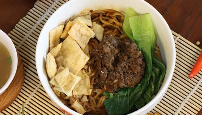 Kedai Qua Mera, Surga Bakmie Pedas Jadi Favorit Anak Muda