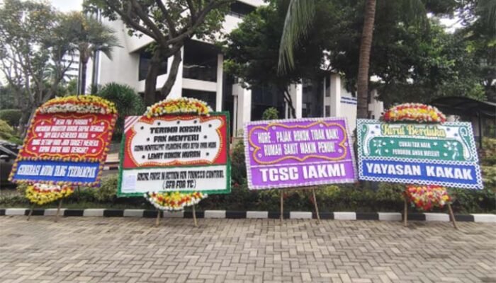 Cukai Rokok 2026 Batal Naik, Menteri Purbaya Dihujani Papan Bunga Protes
