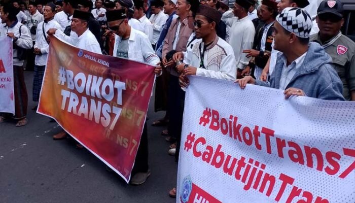 Ribuan Santri Geruduk KPID Jateng: Desak Cabut Izin Siar Trans7, Tagar #BoikotTrans7 Menggema