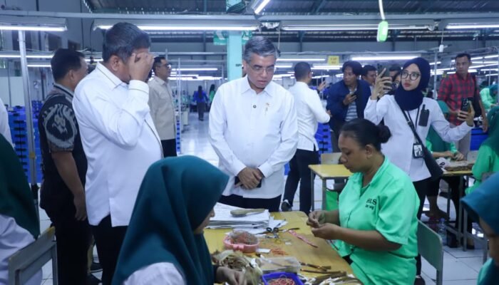THR Tak Dibayar Penuh, Menaker Yassierli Sidak Perusahaan di Semarang