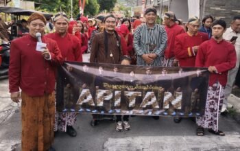 Apitan Jomblang Candisari Semarang Berlangsung Semarak, Tahu Tempe dan Sayur Jadi Gunungan Rebutan Warga