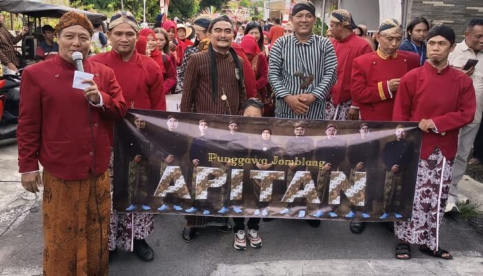 Apitan Jomblang Candisari Semarang Berlangsung Semarak, Tahu Tempe dan Sayur Jadi Gunungan Rebutan Warga