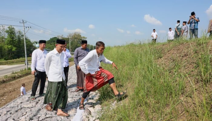Warga Tinanding Grobogan Keluhkan Lumpur Pascabanjir, Sekda Jateng Sumarno Gerak Cepat Tinjau Sawah Terdampak