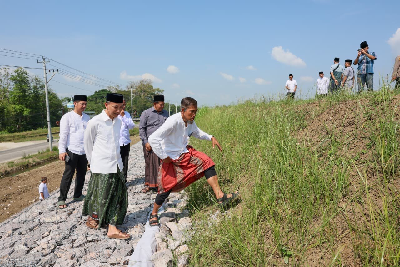 Warga Tinanding Grobogan Keluhkan Lumpur Pascabanjir