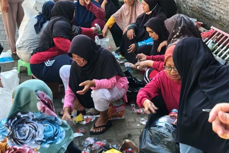 Giat Pilah Sampah Warga Mijen Permai
