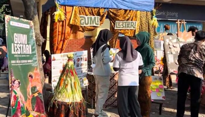 Gunungan Sayuran Gumi Lestari Jadi Ikon Sedekah Bumi di Dies Natalis ke-39 Universitas Semarang
