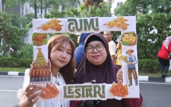 Mahasiswa Ilmu Komunikasi USM Kenalkan Tradisi Sedekah Bumi di CFD Simpang Lima Semarang