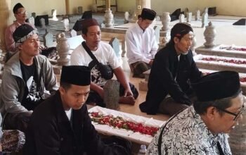 Ziarah Makam Wail Pakai Pakaian Hitam, Ini Hukum Islam dan Fakta Budaya Jawa yang Jarang Diketahui