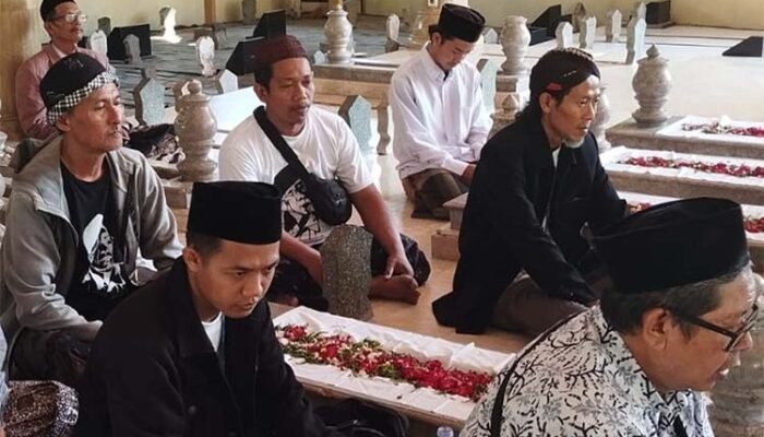 Ziarah Makam Wail Pakai Pakaian Hitam, Ini Hukum Islam dan Fakta Budaya Jawa yang Jarang Diketahui