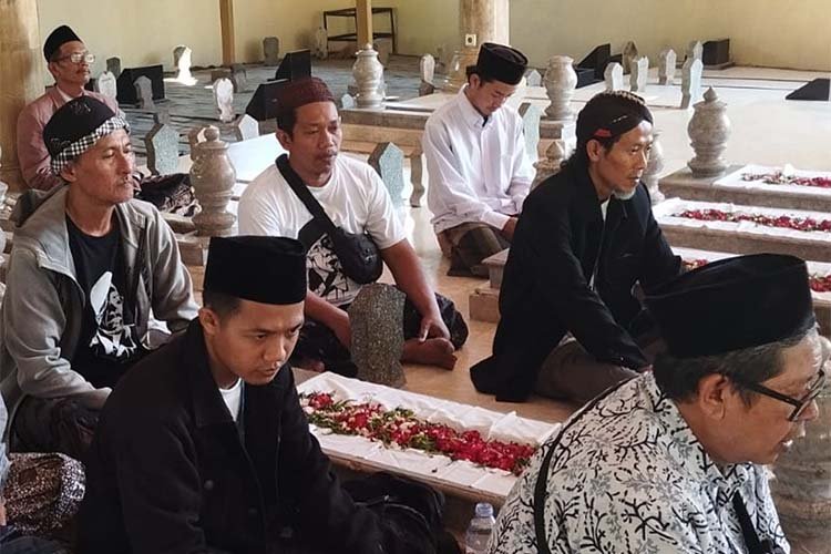 ziarah wali pakaian hitam