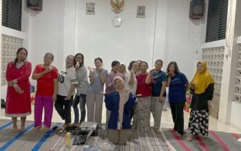 Mahasiswa USM Latih UMKM Tanjung Mas Foto Produk Pakai HP