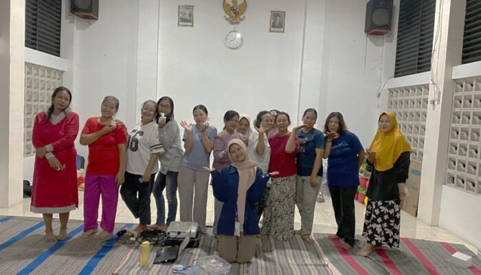 Mahasiswa USM Latih UMKM Tanjung Mas Foto Produk Pakai HP, Perkuat Promosi Digital
