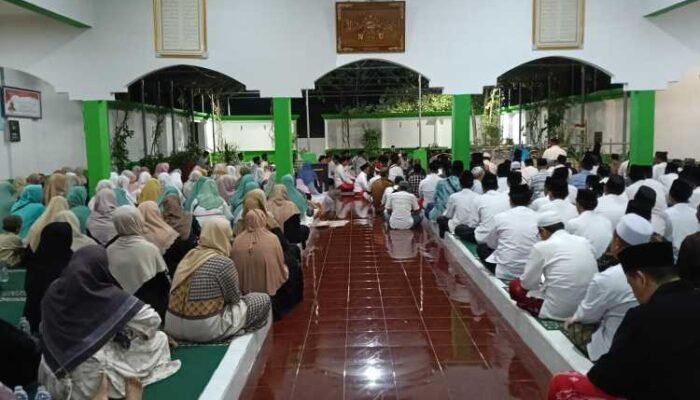 Ribuan Jamaah Baca Wirid Huwal Habib di Makam KH Wahab Chasbullah, Ikhtiar Sambut Muktamar ke-35 NU