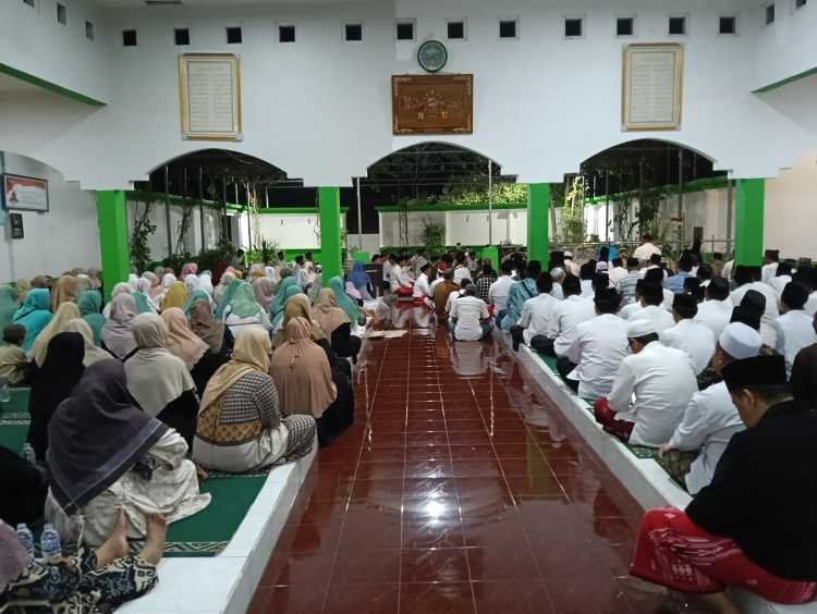 Ribuan Jamaah Bersama IKABU Baca Huwal Habib di Makam KH Wahab Hasbullah