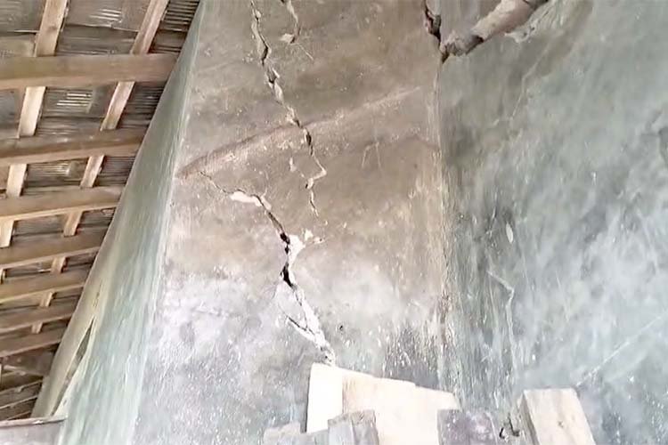 Rumah Warga Terdampak Pakuwon Mall Roboh