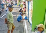 Warga Jomblang Kota Semarang Gelar Kerja Bakti Cat Jalan