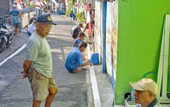 Sambut HUT ke-81 RI, Warga Jomblang Kota Semarang Gelar Kerja Bakti Cat Jalan, Perkuat Gotong Royong