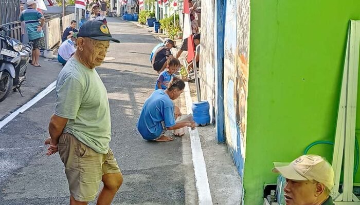 Sambut HUT ke-81 RI, Warga Jomblang Kota Semarang Gelar Kerja Bakti Cat Jalan, Perkuat Gotong Royong