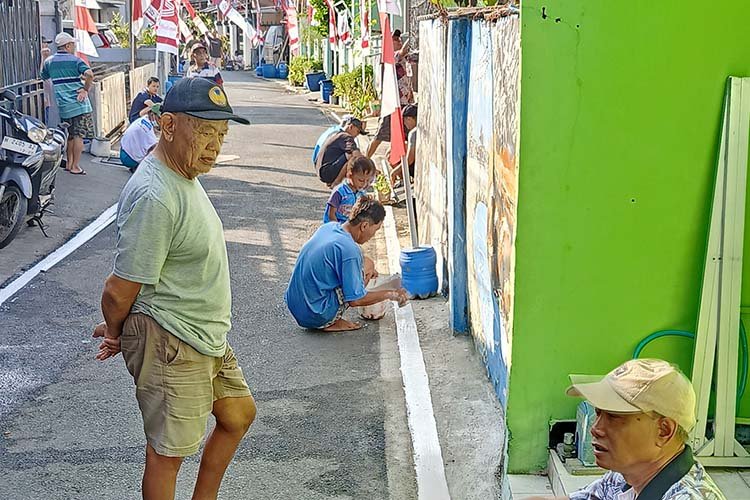 Warga Jomblang Kota Semarang Gelar Kerja Bakti Cat Jalan