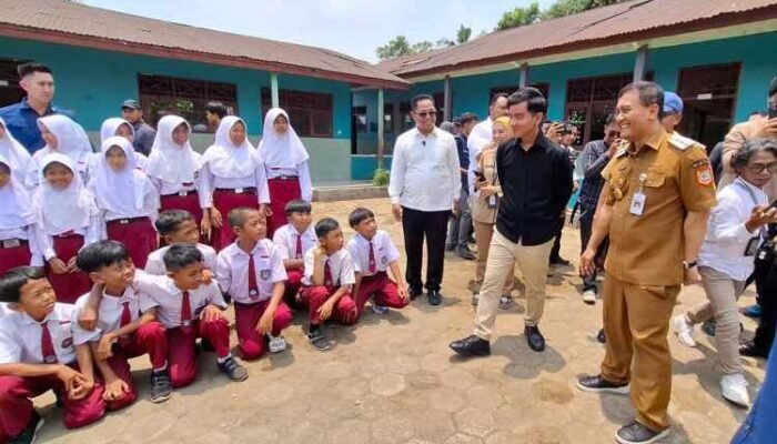 Tinjau Korban Keracunan MBG Batang Bersama Ahmad Luthfi, Wapres Gibran Sampaikan Maaf dan Garansi Evaluasi