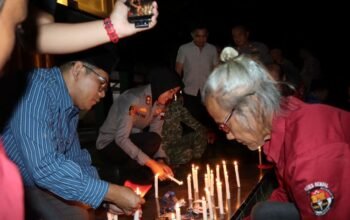 Lilin di Mapolres Kendal untuk Lima Jurnalis yang Hilang Kontak di Anak Krakatau