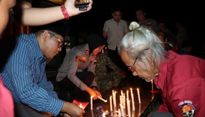 Lilin di Mapolres Kendal untuk Lima Jurnalis yang Hilang Kontak di Anak Krakatau