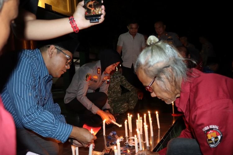 Lilin di Mapolres Kendal untuk Lima Jurnalis