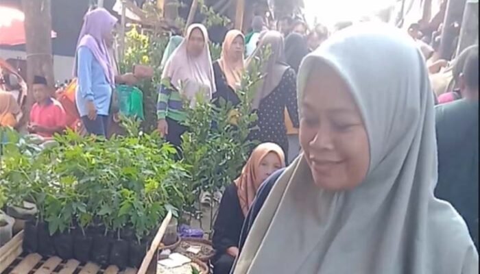 Pasar Kliwon Gunungpati Membeludak, Ibu-Ibu Berburu Bibit Cabai hingga Tanaman Hortikultura