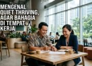 Karyawan kantor tersenyum menerapkan konsep quiet thriving dalam hubungan kerja