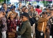 Ratusan Warga Pakai Celana Cutbray Serbu Bundaran Cinde, Pesta Rakyat Djomblang Djadoel Pecah Pol!