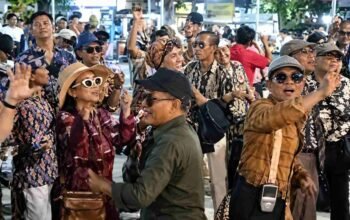 Ratusan Warga Pakai Celana Cutbray Serbu Bundaran Cinde, Pesta Rakyat Djomblang Djadoel Pecah Pol!