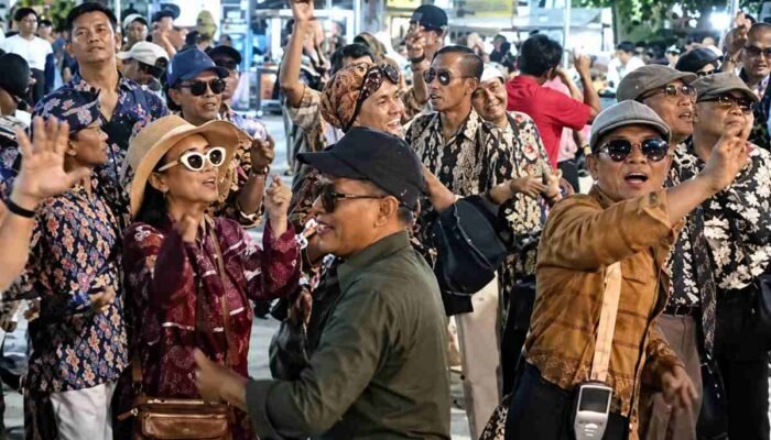 Ratusan Warga Pakai Celana Cutbray Serbu Bundaran Cinde, Pesta Rakyat Djomblang Djadoel Pecah Pol!