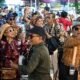 Ratusan Warga Pakai Celana Cutbray Serbu Bundaran Cinde, Pesta Rakyat Djomblang Djadoel Pecah Pol!