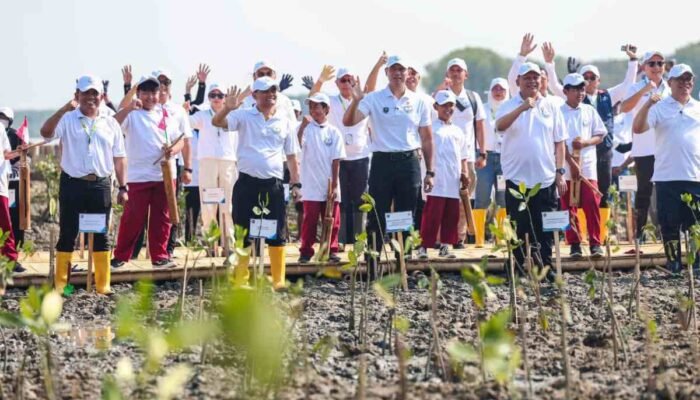 Bukan Cuma Tanggul, AHY dan Ahmad Luthfi Uji Teknologi HexBricks untuk Selamatkan Demak dari Tenggelam