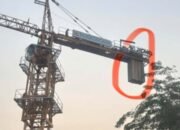Crane Proyek SRLand di Jalan Sompok Semarang Disomasi Warga, Dinilai Bahayakan Pengguna Jalan